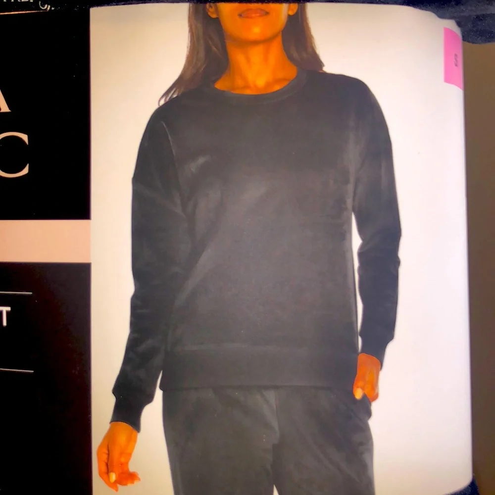 Banana Republic Women’s Velour Sweatshirt & Jogger Set Black - Picture 3 of 4